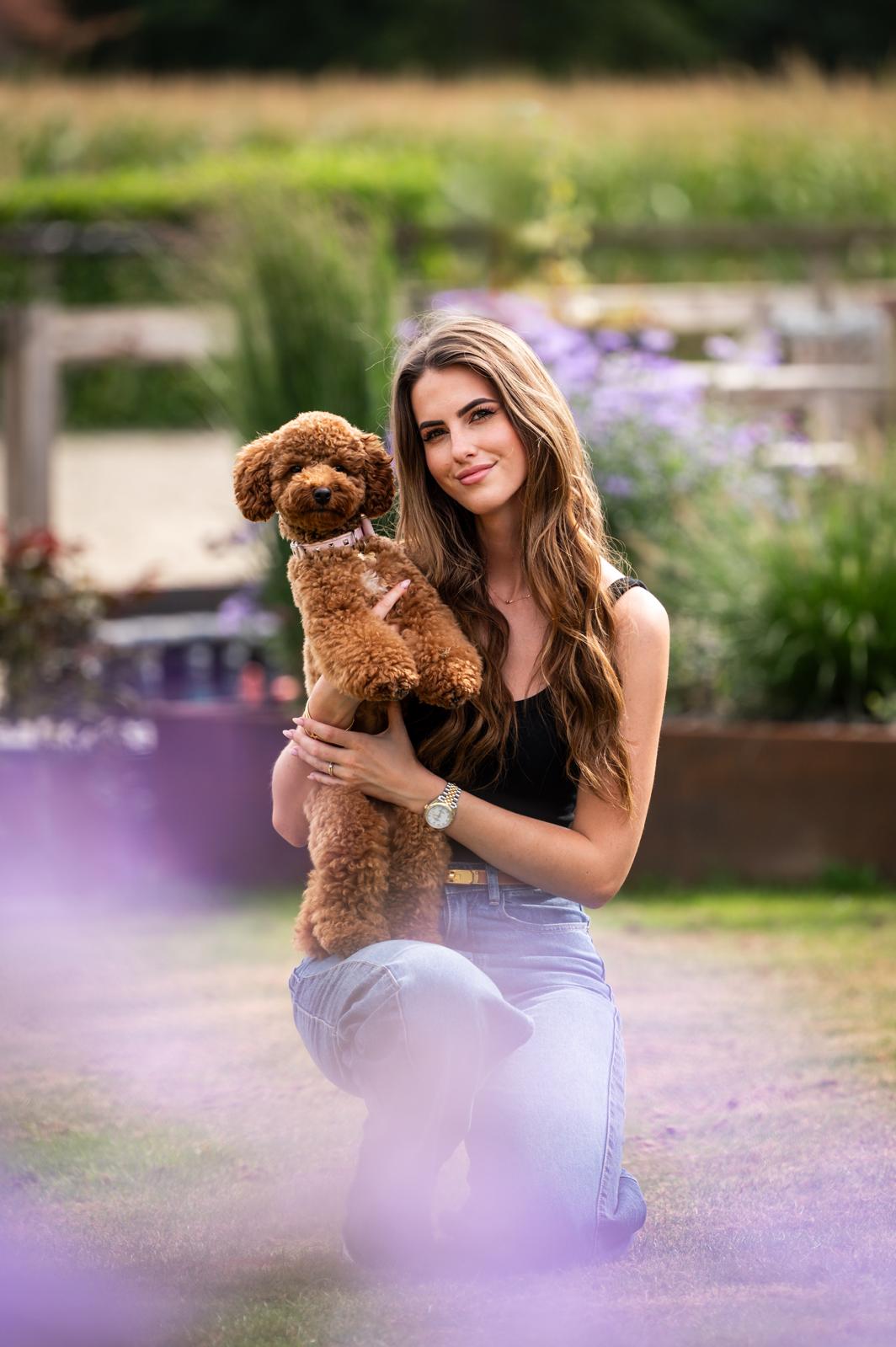 Serra de Vries met haar Australian Labradoodle